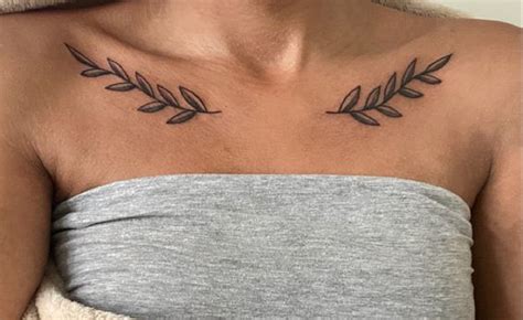 tatuajes en el pecho pequeos para mujeres|Tatuajes para mujeres en el PECHO: 30 diseños ATREVIDOS y。